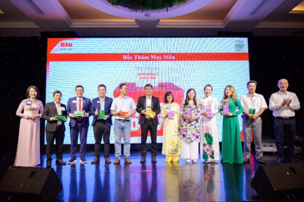 eavn tài trợ quà tặng cho chương trình bốc thăm trúng thưởng do TNC tổ chức tại hội nghị bni 2023